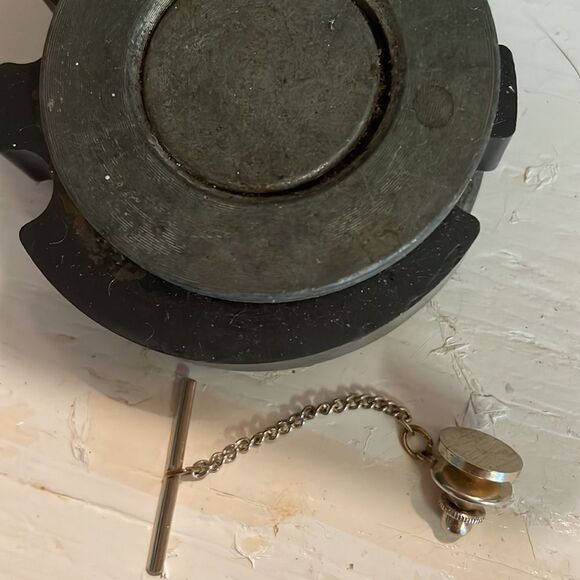 Vintage-1950s-Swank gold tone diamond etched tie tack/tie pin with safety chain - Picture 9 of 10